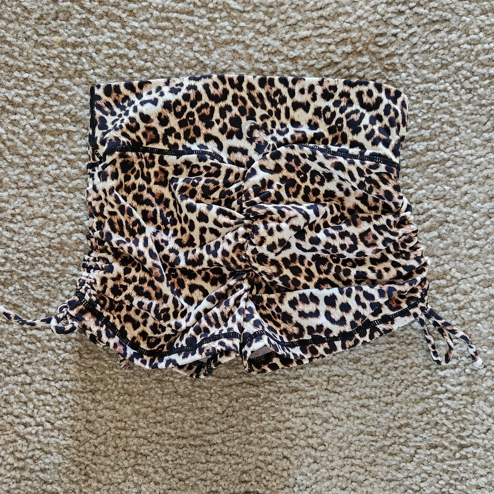 Zyia Leopard Brilliant Scrunch Hustle Shorts - Picture 4 of 5